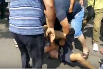 В Одессе агрессивные азербайджанцы избили продавца меда: видео (ВИДЕО)