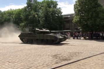 Турчинов: На вооружении украинских войск должен быть лучший отечественный танк «Оплот»