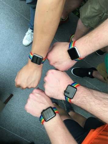 Apple выпустила ремешки умных часов для ЛГБТ-движения