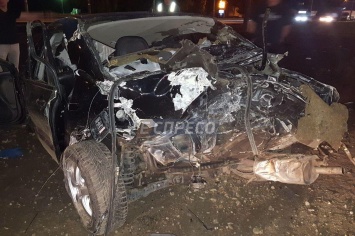 В Киеве автомобиль перевернулся в воздухе и врезался в столб