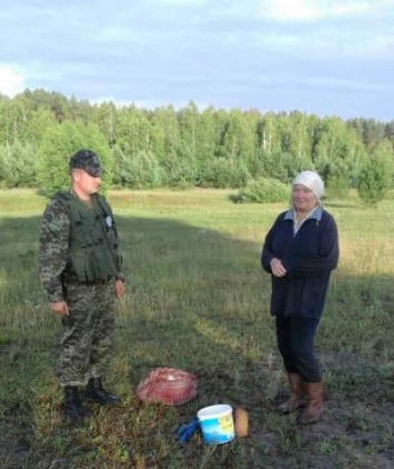 В Житомирской области пограничники нашли женщину, котрая пошла за грибами и заблудилась
