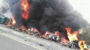 Число погибших при возгорании бензовоза в Пакистане увеличилось до 140 человек