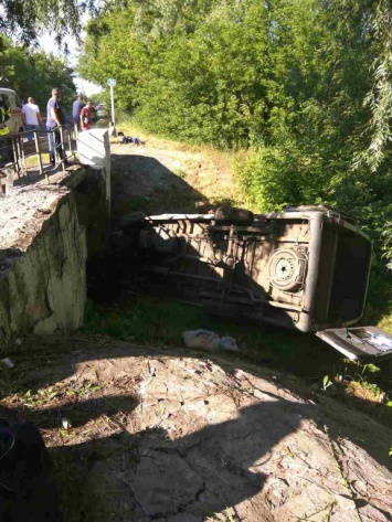 Появились кадры с места ужасающей автокатастрофы в Луганской области: автобус слетел с дороги и перевернулся, раненые выжили только благодаря чуду