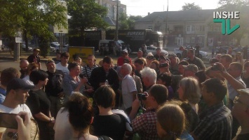 "Вали нах** отсюда" - николаевские активисты забросали Надежду Савченко яйцами и успели потолкаться с полицией