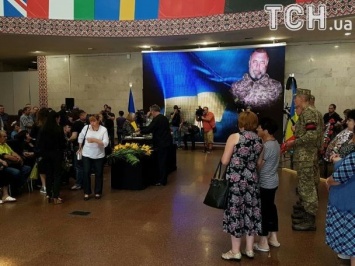 Киев попрощался с ветераном АТО, которого зарезали у "Золотых ворот"
