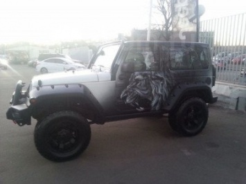 Житель Омска выставил на продажу уникальный черно-белый джип