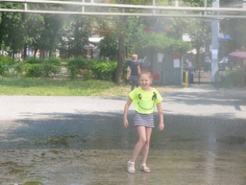 В Мелитополе посетителям парка предлагают принять массовый душ