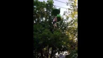 Страшное видео: 14-летняя девочка сорвалась с аттракциона на высоте 7 метров