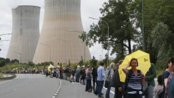 50 тысяч человек из Бельгии, ФРГ и Нидерландов создали цепь в 90 км, требуя закрыть АЭС