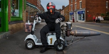 Британец сделал реактивный скутер для инвалидов, разгоняющийся до 200 км/ч