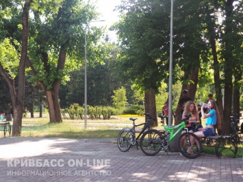 Криворожанки в радужных нарядах проехали по улицам города на велосипедах (фото)