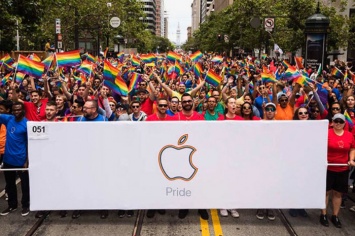 Фотофакт: несколько тысяч сотрудников Apple приняли участие в гей-параде в Нью-Йорке и Сан-Франциско