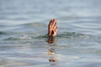 На запорожском курорте девушка едва не утонула в водовороте
