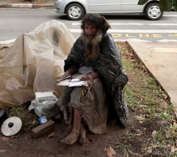 Бездомный протянул женщине листок бумаги, который изменил их жизни раз и навсегда