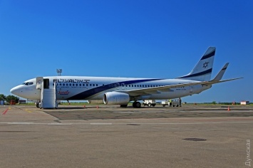 Пряники, водный салют и радуга: в Одессе встретили рейс израильской авиакомпании Sun D"or