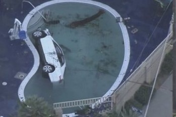 В Лос-Анджелесе автомобиль пробил стену отеля и влетел в бассейн