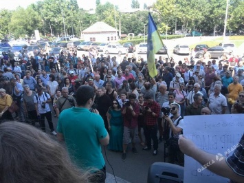 Под стенами Одесской ОГА митингующие требуют отставки Головина и Степанова (фото)