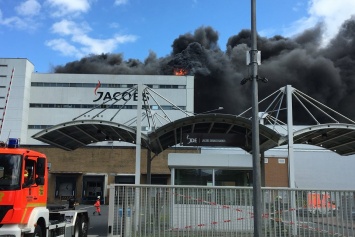 В Германии горит фабрика Jacobs: город в клубах дыма