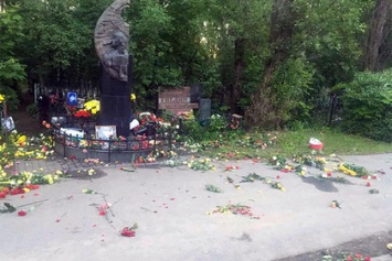Полиция Санкт-Петербурга не обнаружила вандализма на могиле Цоя, где разбросали цветы