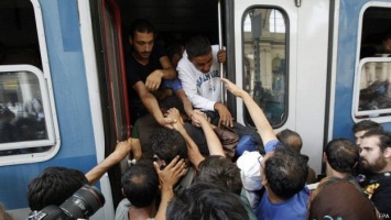 Венгрия остановила поезд с мигрантами и задержала машиниста