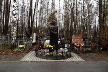 В Петербурге фанаты Цоя избили прохожего на могиле певца