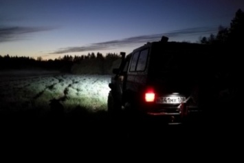 Ночью в Севастополе машину со взрослыми и ребенком вытаскивали из грязи