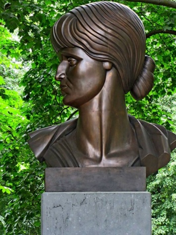 В Мариинском парке Киева открыли памятник Анне Ахматовой