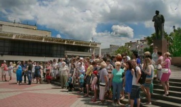 В Симферополе полиция задержала 20 работников культуры, вышедших на протестный пикет