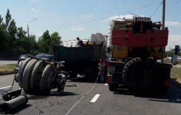 В Запорожье грузовик опустошился на проезжей части (Фото)