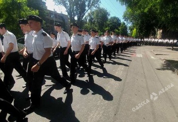День Конституции в Одессе: 360 курсантов Мореходного колледжа прошли маршем