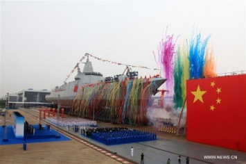 Китай спустил на воду первый эсминец собственного производства
