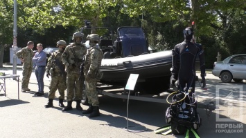 В парке Шевченко замечены массивные бронемашины и другая боевая техника
