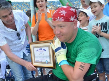 Мировой рекорд: украинец с инвалидностью прошел дистанцию Ironman