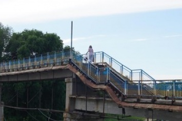 Рабочие приступили к реконструкции моста через Волчью