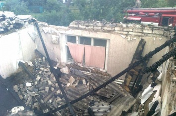 Гроза в Луганской области: молния ударила в крышу дома