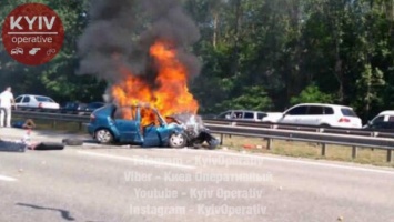 На трассе под Киевем в результате ДТП сгорело авто (фото)