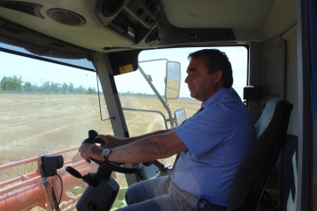 Министр сельского хозяйства Крыма сел за руль комбайна (ФОТО, ВИДЕО)