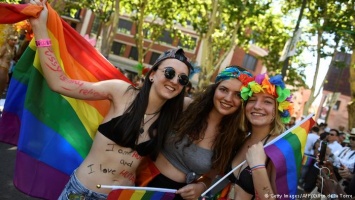 В Мадриде проходит масштабный парад в поддержку гомосексуалов