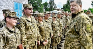 Порошенко наградил 31 военного за мужество и защиту государства