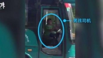 В Китае школьник угнал пассажирский автобус