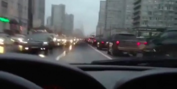 ГИБДД изучает видео с ездой автомобилиста по "выделенке" на Новом Арбате