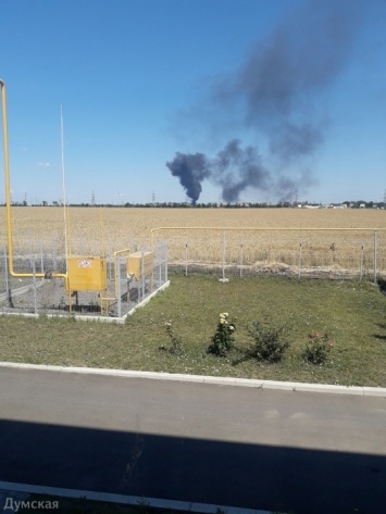 На нефтебазе под Одессой взорвался бензовоз: пожар продолжается (фото, обновляется)