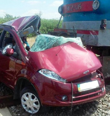 Страшная авария в Запорожской области: поезд протаранил легковушку, три трупа (Фото)