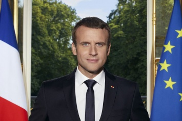 На официальной фотографии президента Франции Эммануэля Макрона обнаружили сразу два iPhone