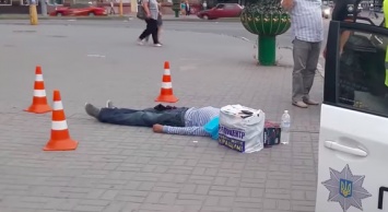 В центре Запорожья замертво упал мужчина (Видео)