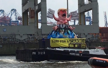 В Гамбурге установили статую Трампа в виде плачущего младенца