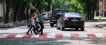 Возле семи одесских школ появились приподнятые пешеходные переходы