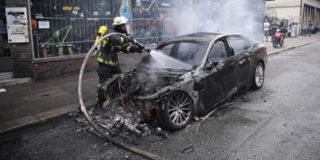 Саммит G20 2017: радикалы сожгли сотни машин и салон Porsche