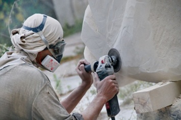 В Днепре скульпторы создают памятник варенику
