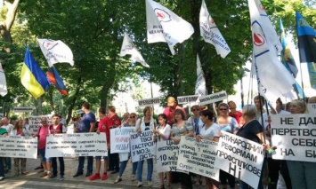 Под Министерством здравохранения люди протестуют против медицинской реформы